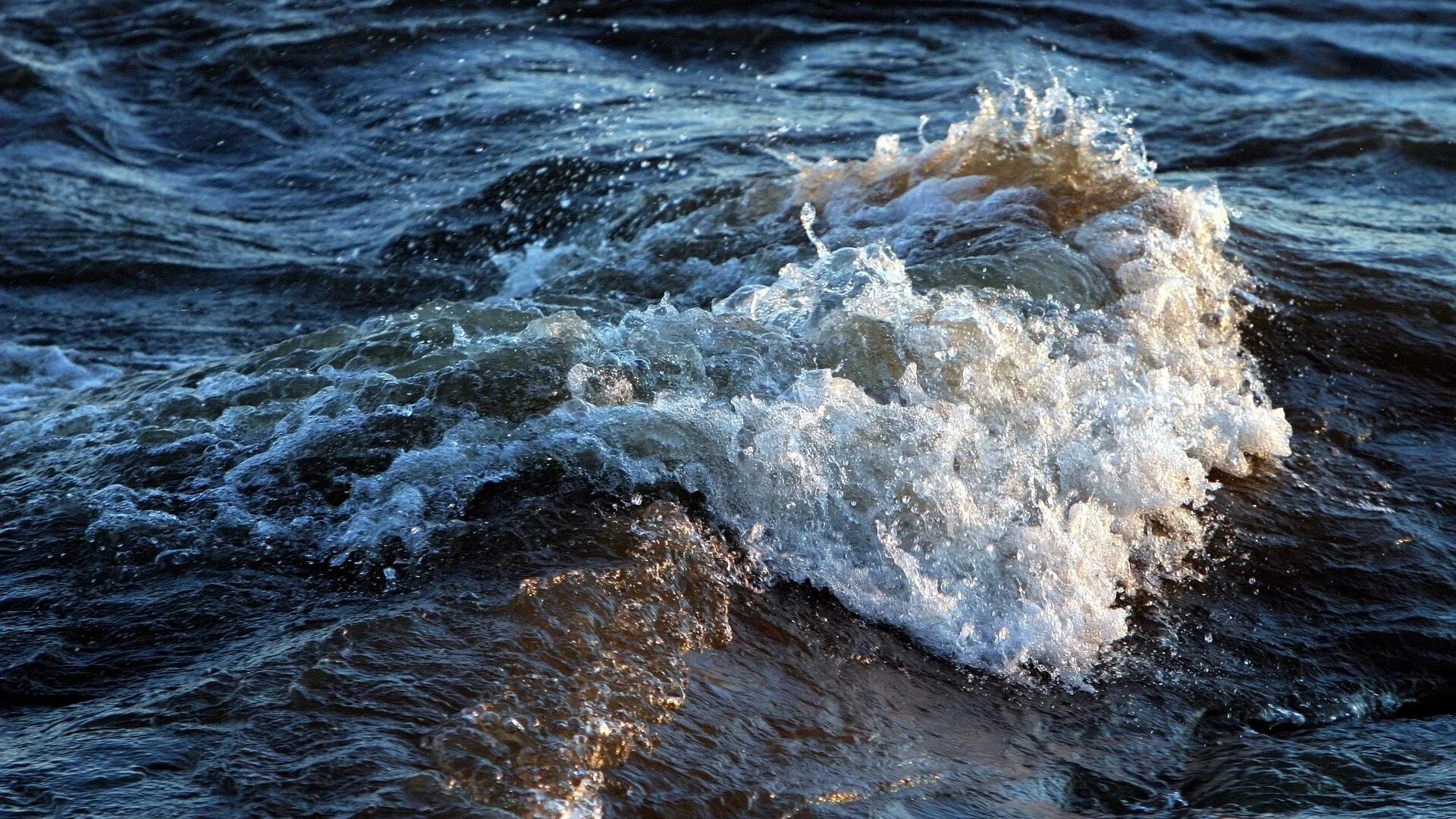 Река озеро море океан. Волны на воде. поверхность моря с волнами. море вода бурление. волны на поверхности воды.
