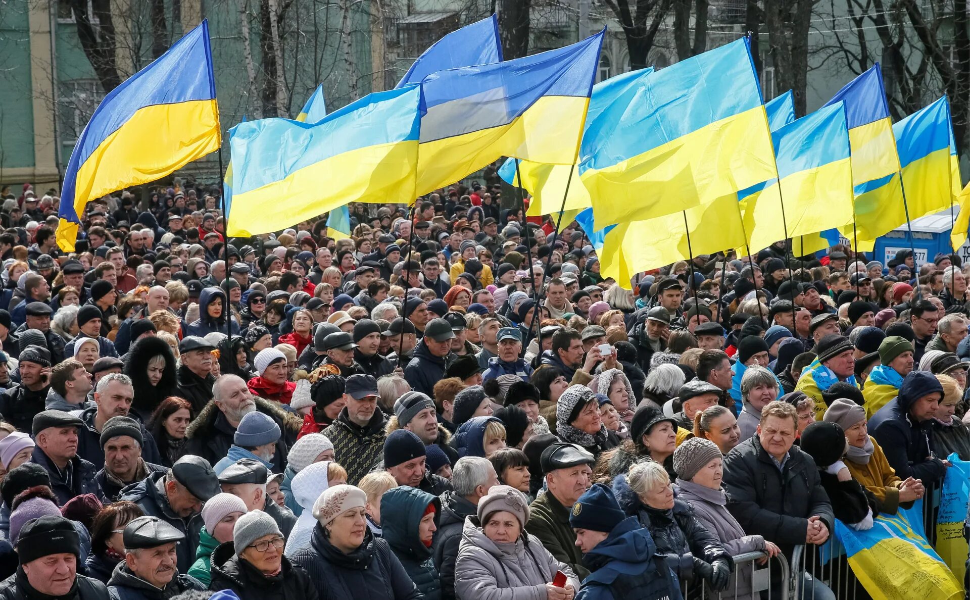 Власти Украины. Украинская власть. Украинский флаг на Майдане. Киевская власть.
