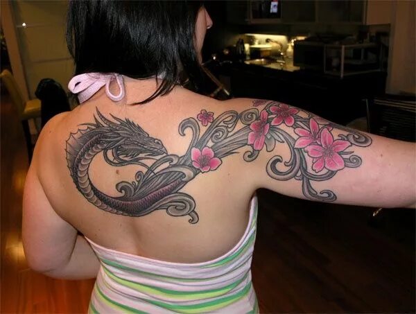 Тату дракон для девушек. Тату дракона на руке женские. Тату дракон на спине у девушки. Тату дракон на плече для девушек. Тату дракон на плече для девушек.