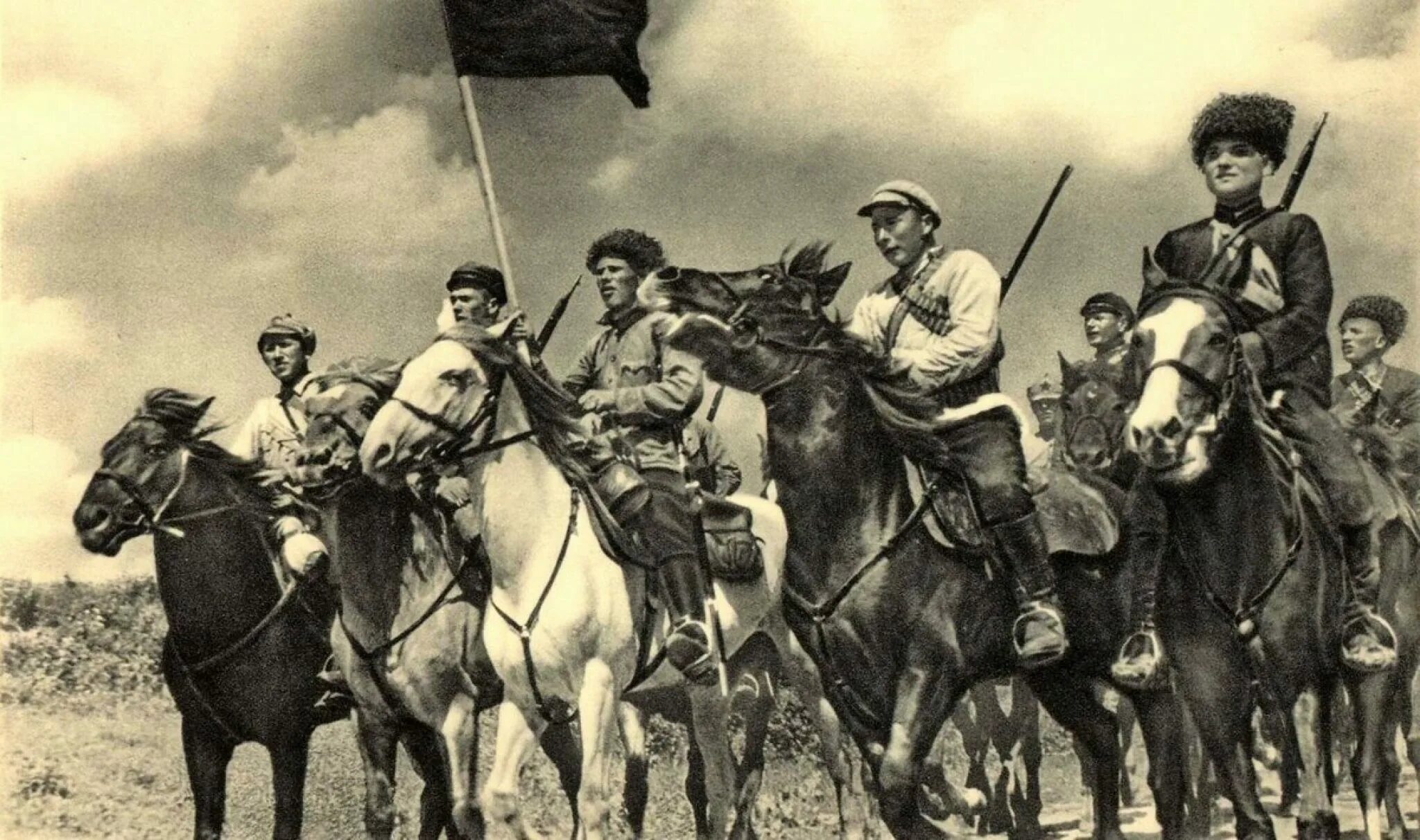 Конница Буденного в гражданской войне. Конная армия Буденного. Буденный с бойцами первой конной армии.