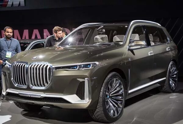 BMW X7 2019MY xDrive40i Front Three-Quarter