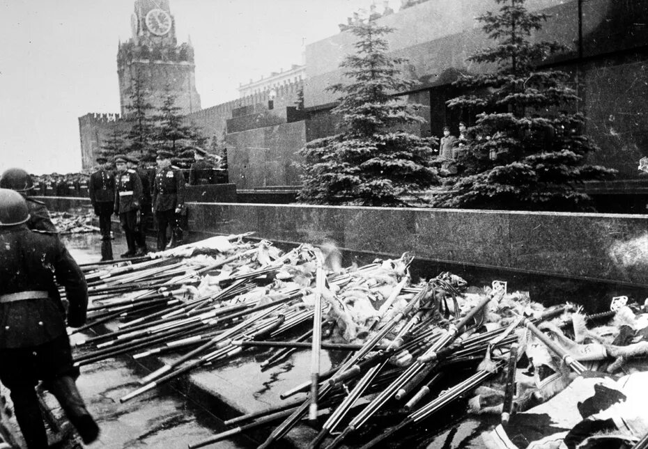 Мавзолей Ленина парад Победы 1945. Парад Победы 1945 штандарты у мавзолея. Парад Победы 1945 трибуна мавзолея. Флаги к подножию мавзолея Ленина 1945 г.