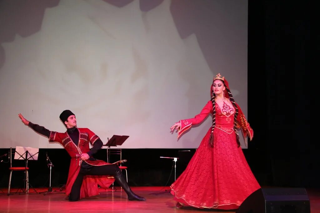 Академический ансамбль танца дагестана «лезгинка». Национальный ансамбль кавказ. Ансамбль махачкала. Ансамбль дагестан. Национальный танец аварского народа дагестана.