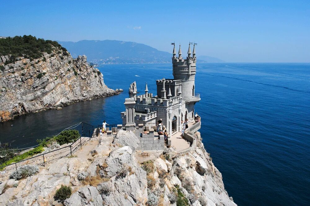 Крым отдых опасно ли. Замок Ласточкино гнездо в Крыму. Ласточкино гнездо в Крыму 2022. Ласточкино гнездо Готический замок. Ласточкино гнездо в Крыму недостроенная.