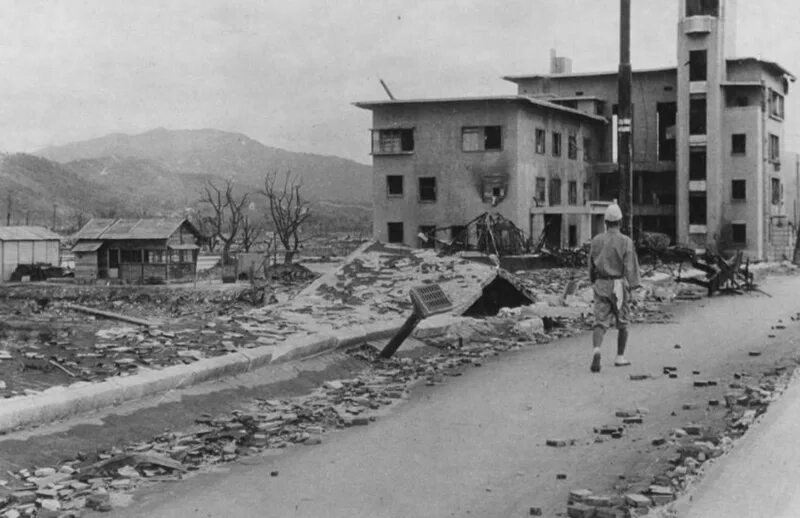 1945 г. Япония хиросима и нагасаки. Нагасаки после бомбардировки 1945. Бомбардировка хиросимы и нагасаки. Хиросима и нагасаки атомная бомбардировка.