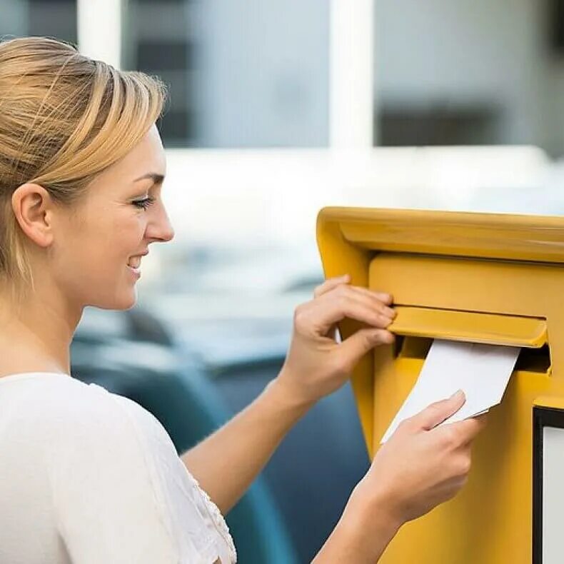 1 фото отправь. Отправить письмо. Девушка передает. Женщина у почтового ящика. Кладет в ящик.