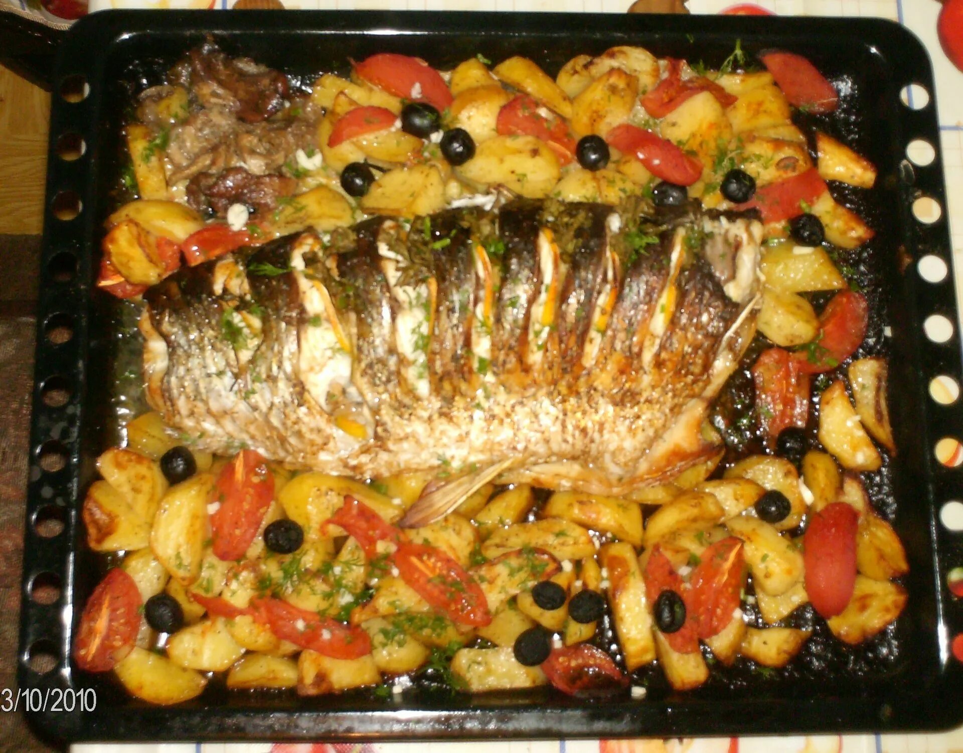 Как приготовить запеченную рыбу. Рыба в духовке. Рыба запеченная в духовке. Рыба с овощами в духовке. Сазан запеченный в духовке.