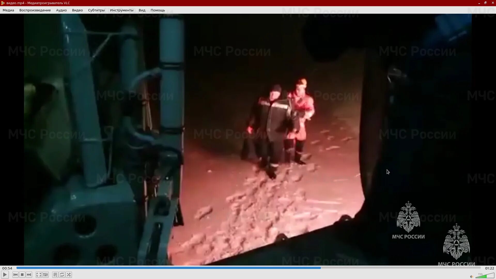 Спасли дрейфующего мужчину в охотском море. Мануй река сахалин. спасатель и рыбак. мурманские рыбаки спасли собаку.