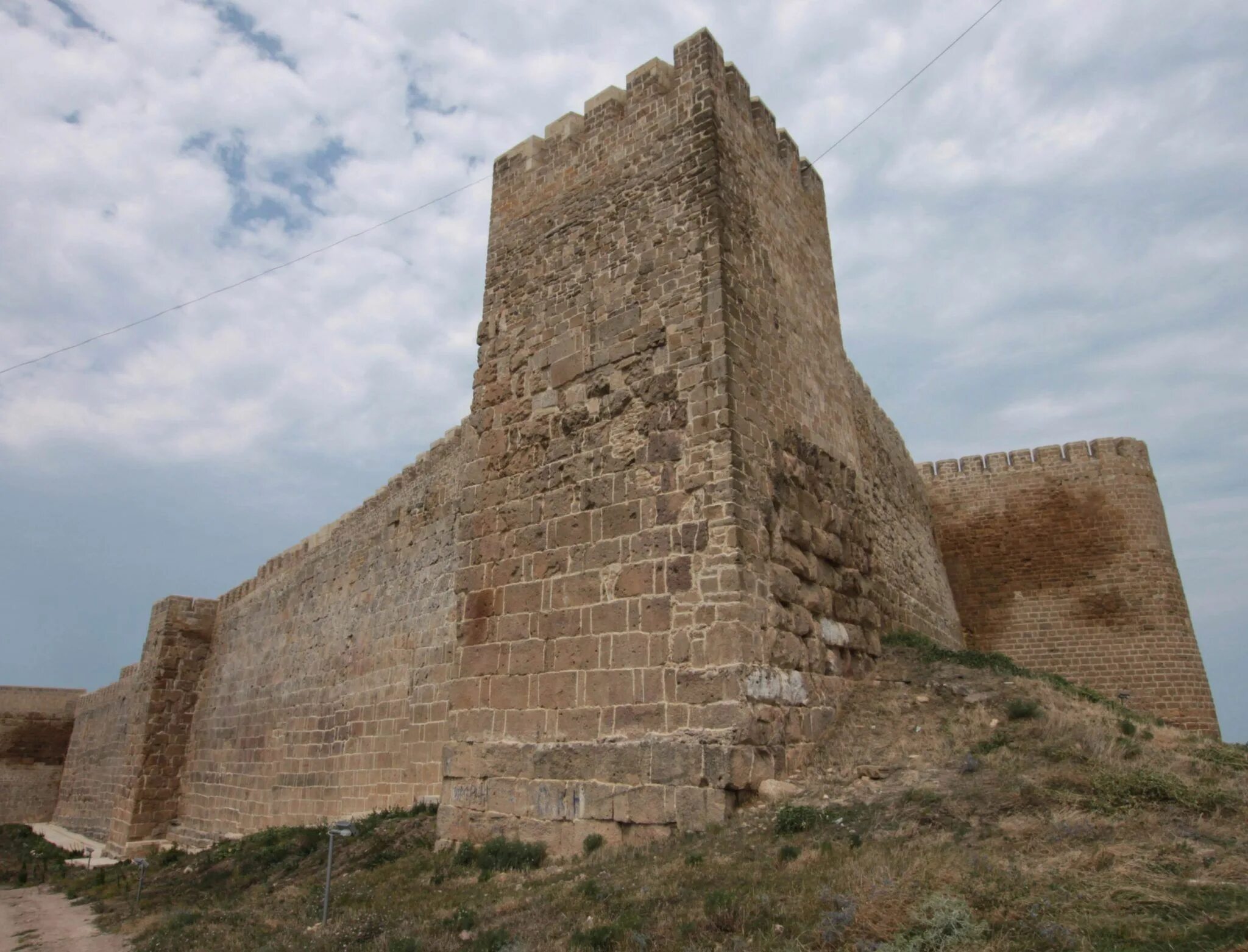 Дербент симферополя. Крепость нарын кала. Дербент древний город магалы дербента. Дагестан город дербент. Автобус дербент москва.