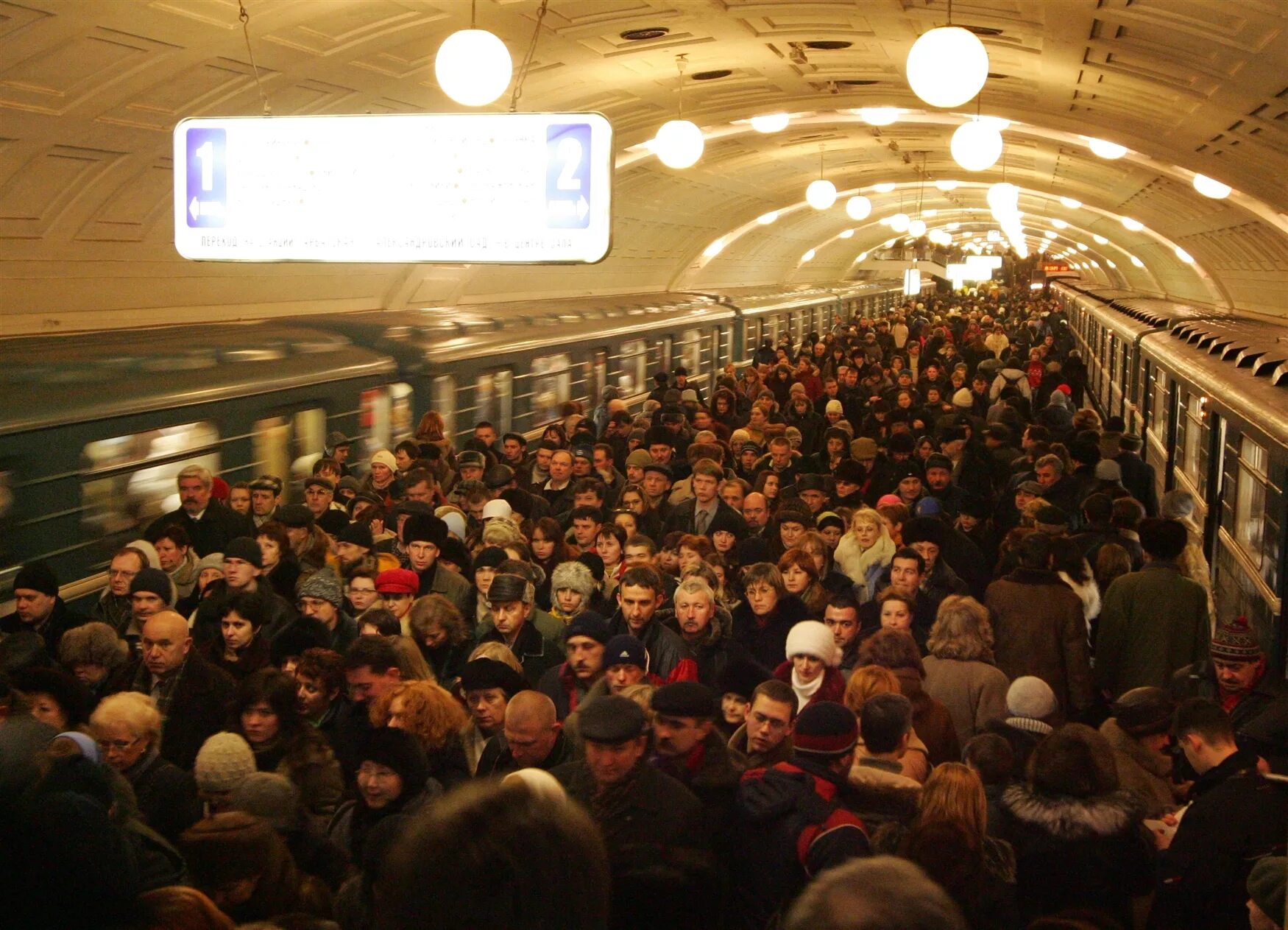 Час пик в метро в Москве. Библиотека Ленина метро давка. Московское метро в час пик 2021. Люди в метро в час пик. Много людей в метро