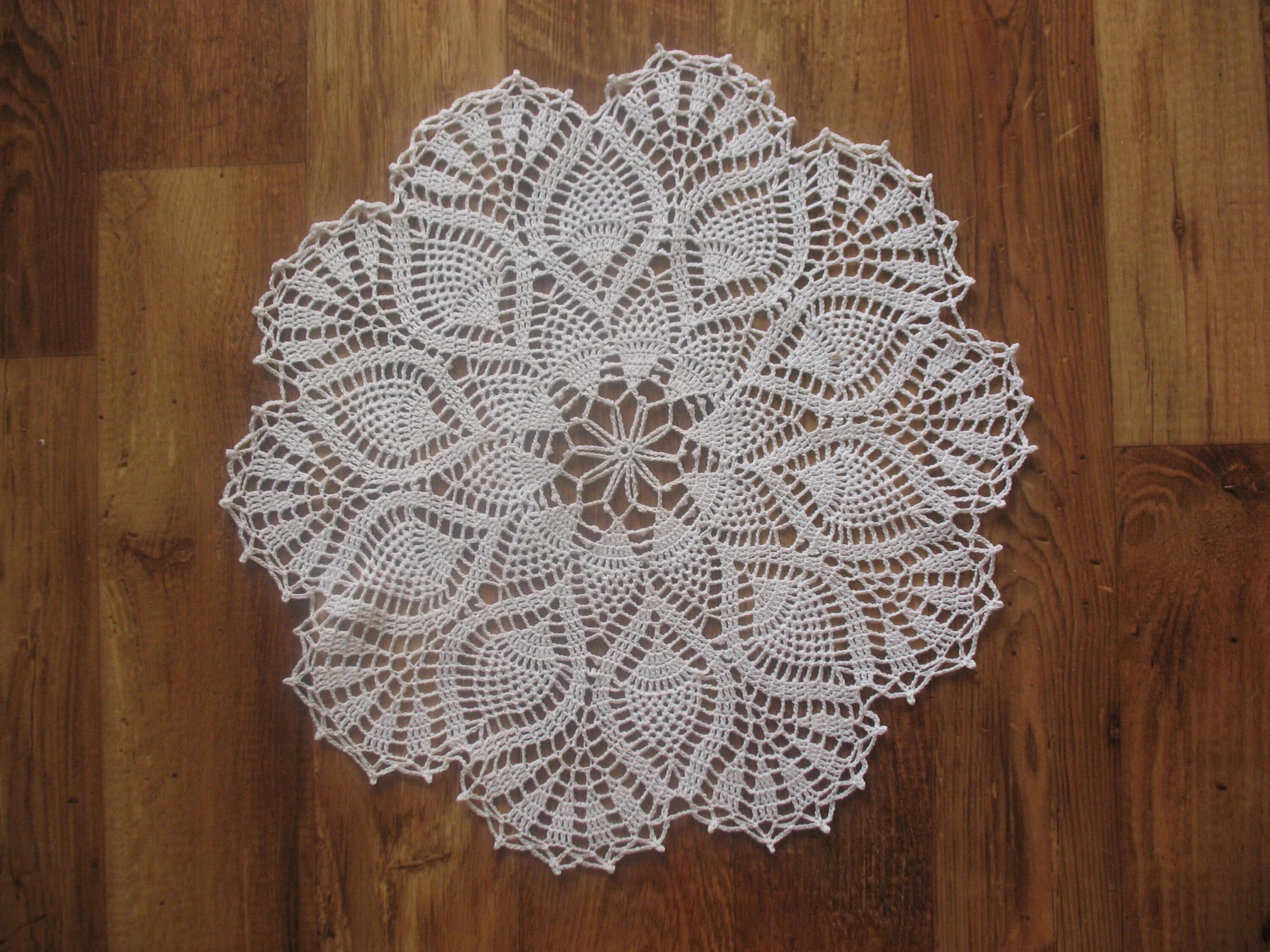 Красивые салфетки связанные крючком. Салфетка pineapple oval. Салфетка крючком ананасы. Салфетка ананас и паутина яланды визе. Салфетка крючком ананасы.