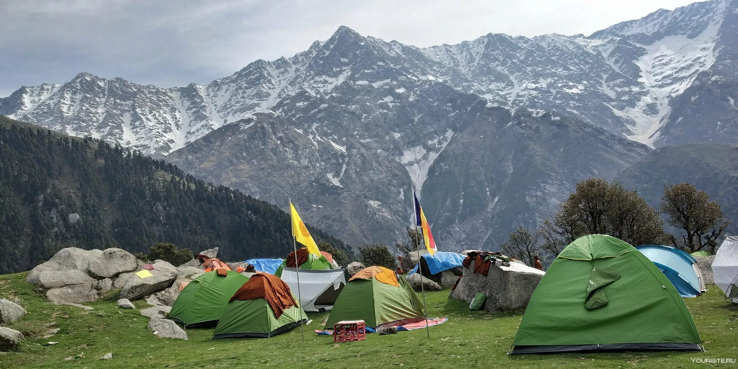 Mountains camping. Палаточный лагерь Сочи. Палаточный лагерь в горах. Палаточный лагерь в горах Алтая. Кемп Архыз.