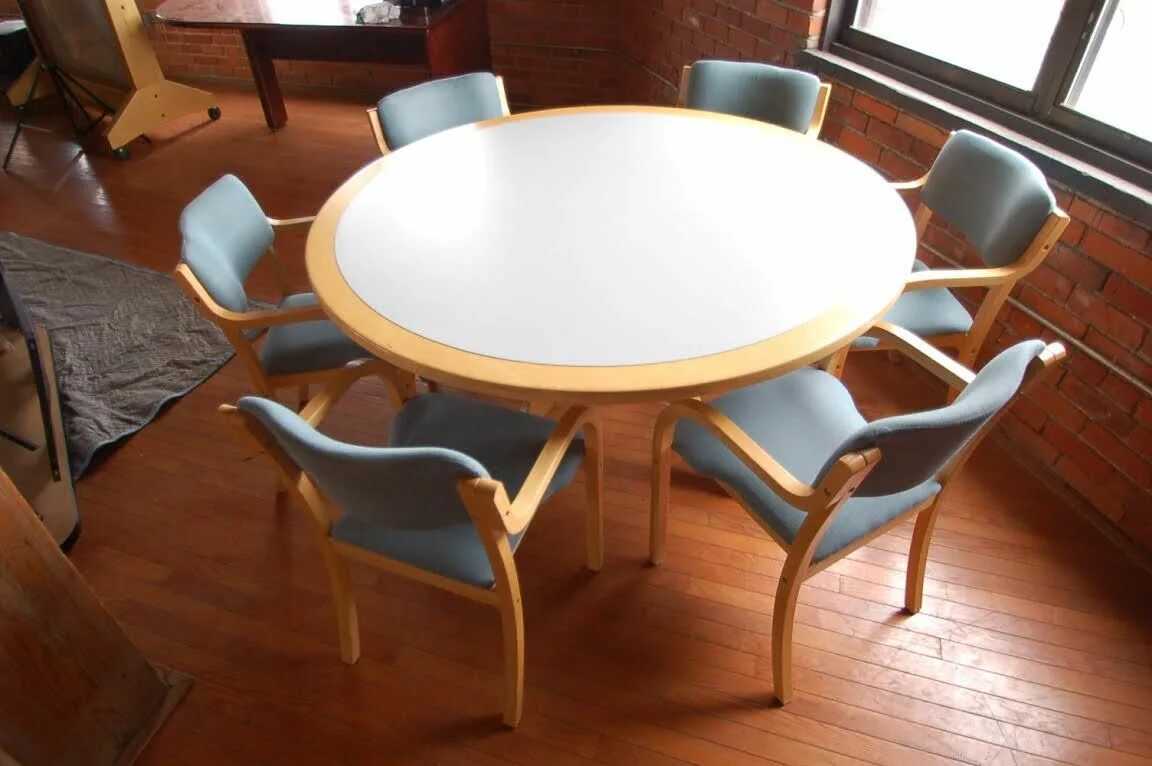 Круглый стол начальная школа. Круглый стол. Круглый стол со стульями. Круглый стол для занятий. Круглый стол сверху.