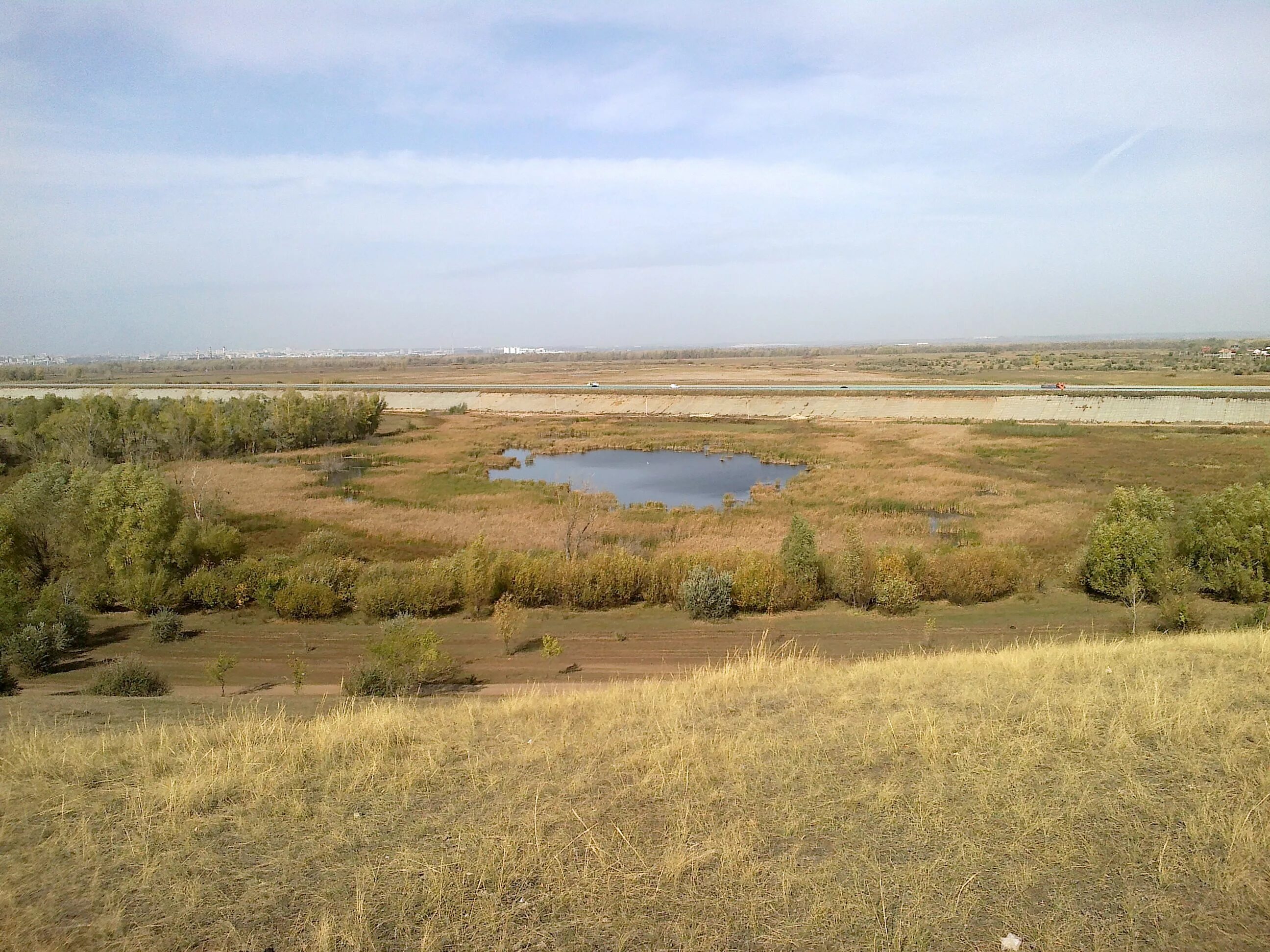 Подмосток у реки. Солонцы и солончаки. Солончаки алтайского края. Лачужские озера заказник. Солончаки солонцы и солоди.