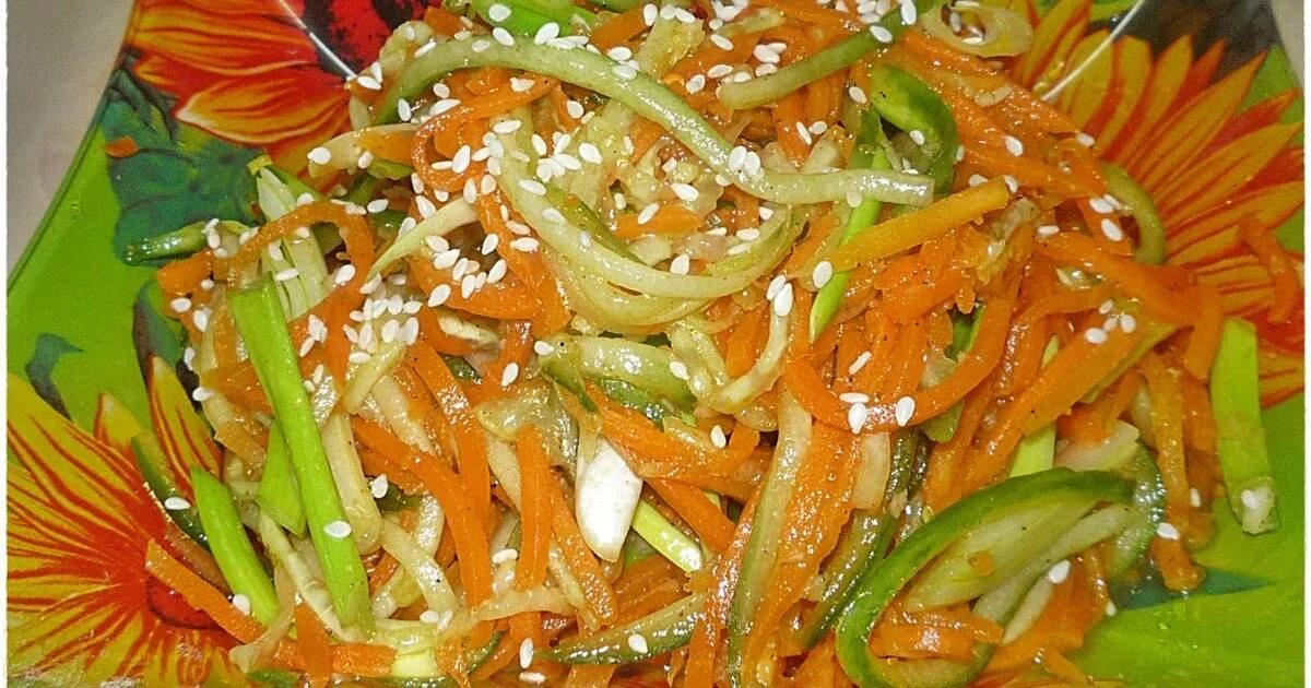Салат с корейской морковкой курицей и огурцом. Салат с корейской морковью и огурцом. салат с корейской морковкой и огурцом. салат с корейской морковью и свежим огурцом. морковный салат с огурцами.