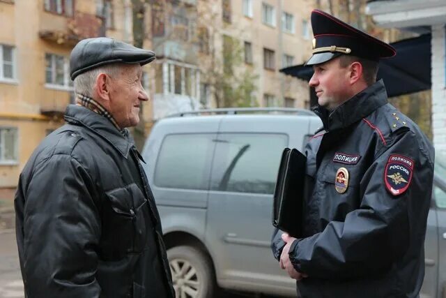 Общение с гражданами сотрудников овд. Общение полиции с гражданами. полиция и граждане. участкового уполномоченного полиции. общение сотрудника овд с гражданами.