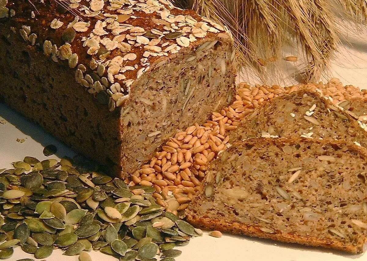 Хлебцы из цельнозерновой муки. Хлеб грубого помола (с цельными зернами). цельнозерновой отрубной хлеб. хлеб житный цельнозерновой. пшеничный хлеб из муки грубого помола.