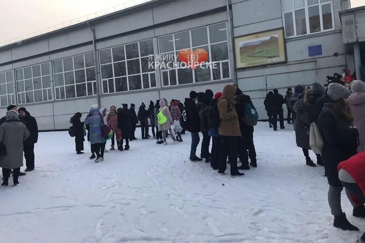 Школа номер 99 Красноярск. Красноярск школы заминированы. Эвакуация школ в Красноярске. Эвакуация в школе.