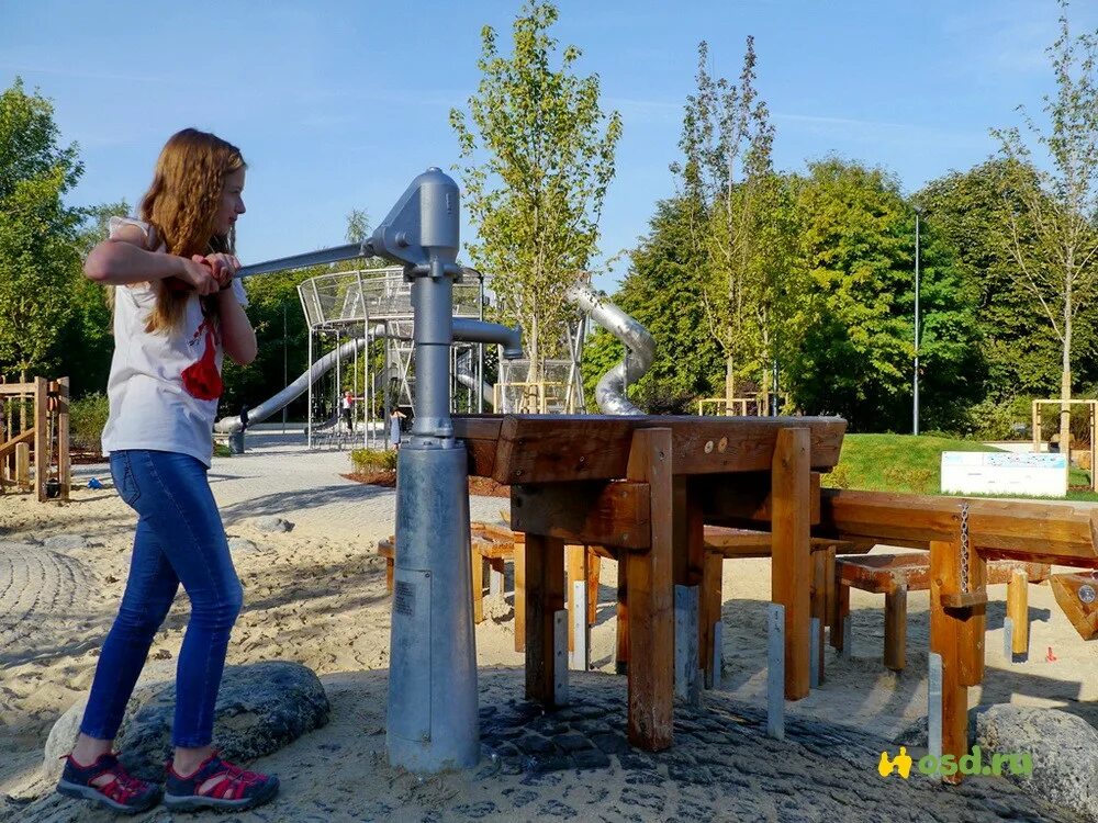 В парке горького два шкета. Игровая площадка салют парк горького. парк горького водная площадка. парк горького москва детские площадки.