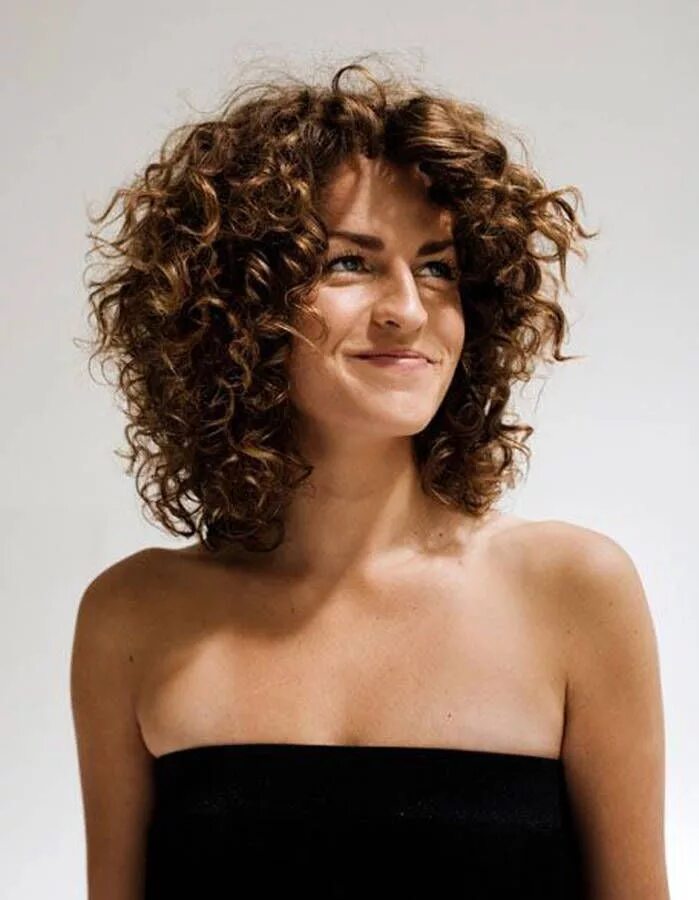 Женские стрижки для пушистых вьющихся волос Sassoon Academy Radiant FW2015 Curly hair styles, Short curly hair, How to curl