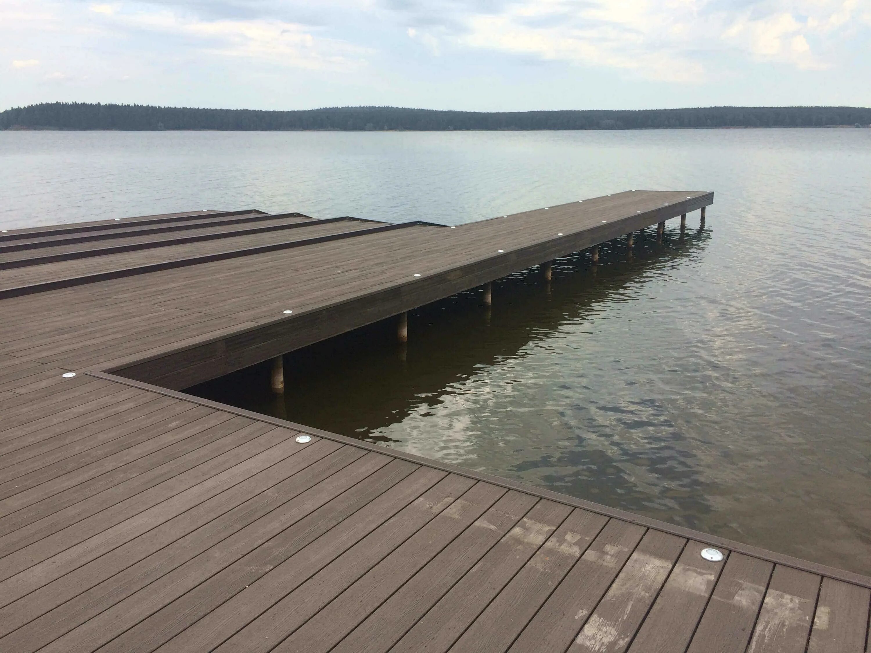 Террасная доска вельвет 28 140. Деревянный настил для парковки. Дощатый настил. Настил как называется. Дёкинг террасная доска.