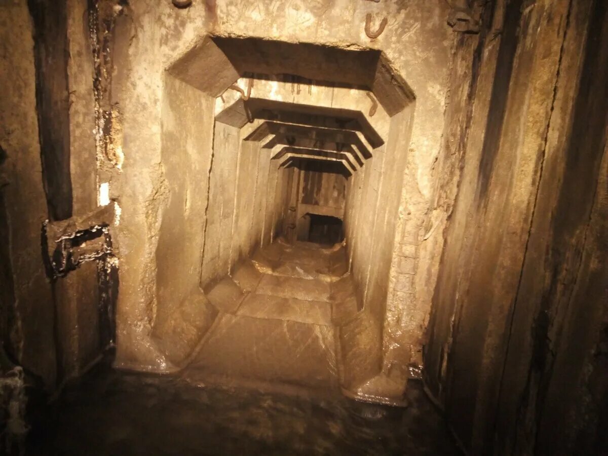 Открой дверь в подземелье. Подземелья Оренбурга диггеры. Заброшенные подземелья. Дверь в подземелье. Заброшенная пещера.