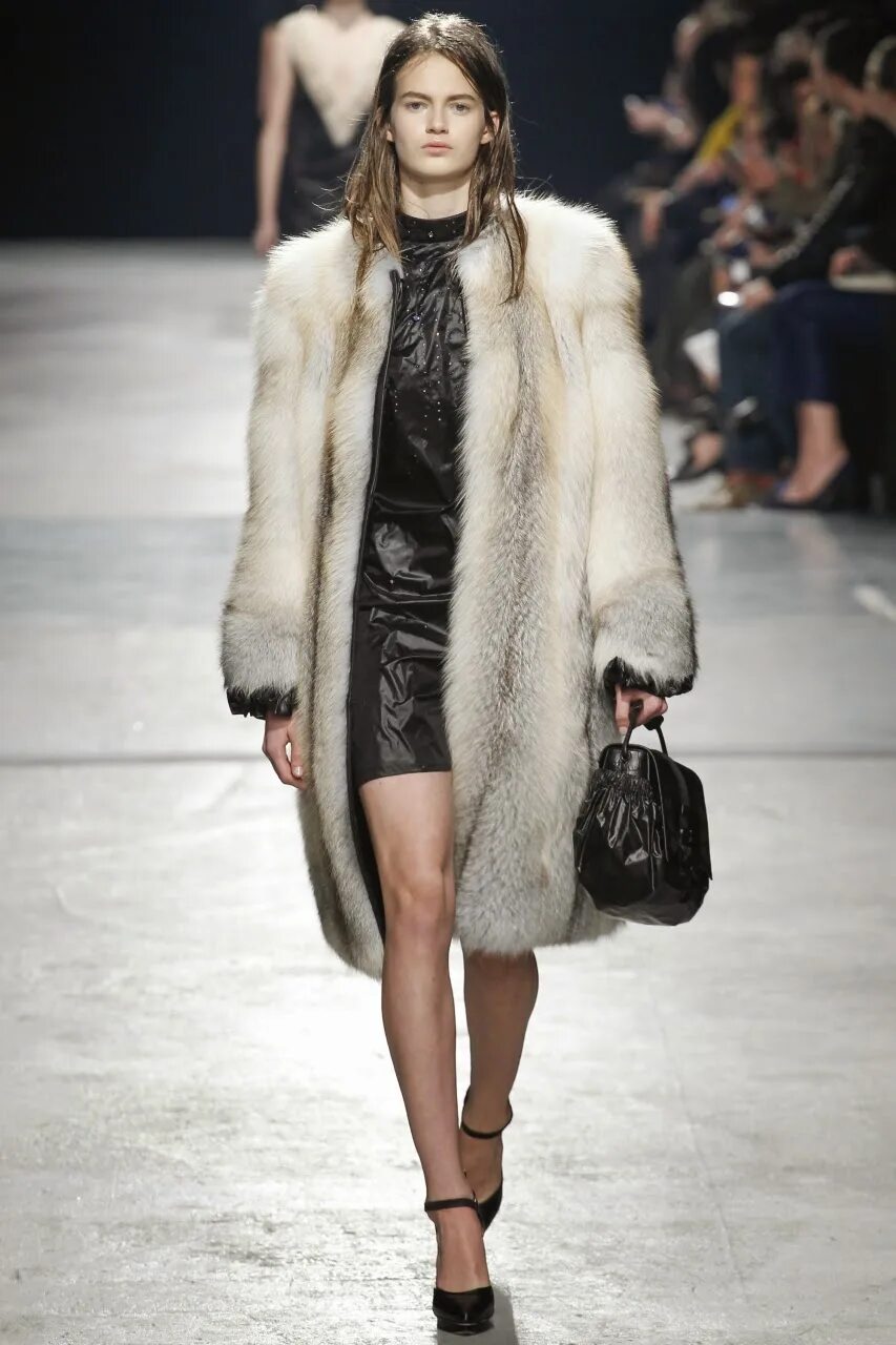 Какие искусственные шубы в моде. Кристофер кейн дизайнер 2014 шубы. fall winter 2025 шубы michael kors. шуба из искусственного меха подиум. искусственный мех на подиуме.