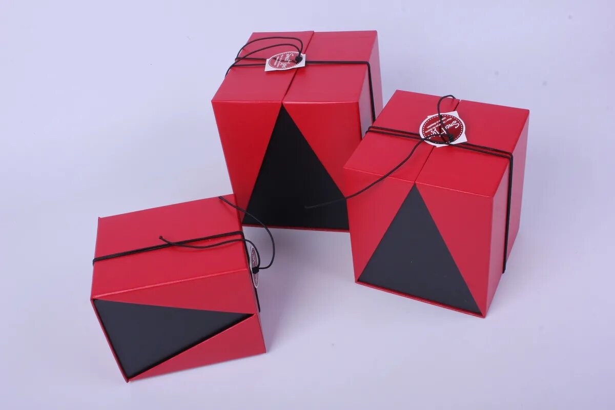 Украшения в красной коробке. Необычные коробочки. Необычные подарочные коробки. Необычная коробка. Необычные формы подарочных коробок.