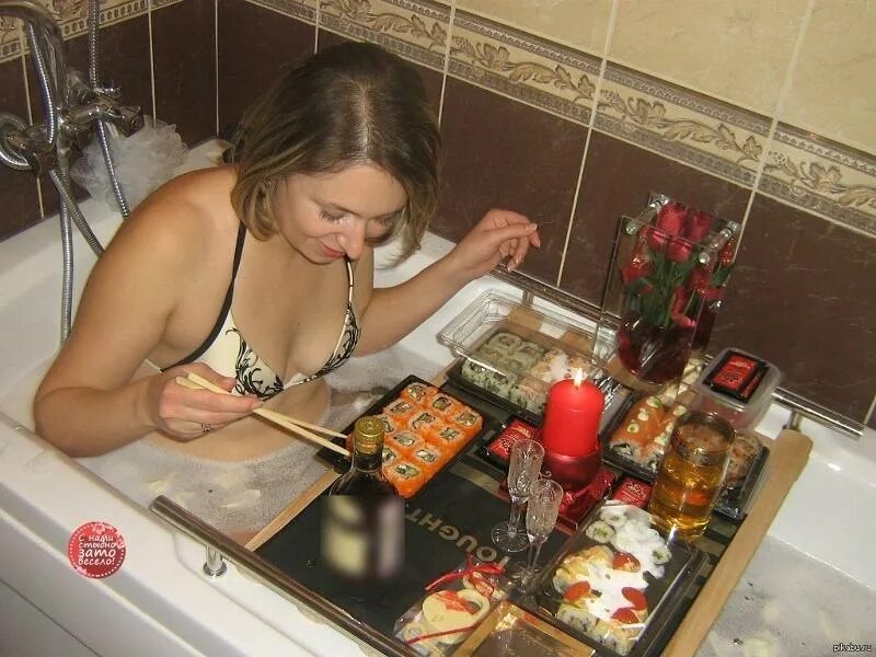 Как встречает мужа пьяная голая жена