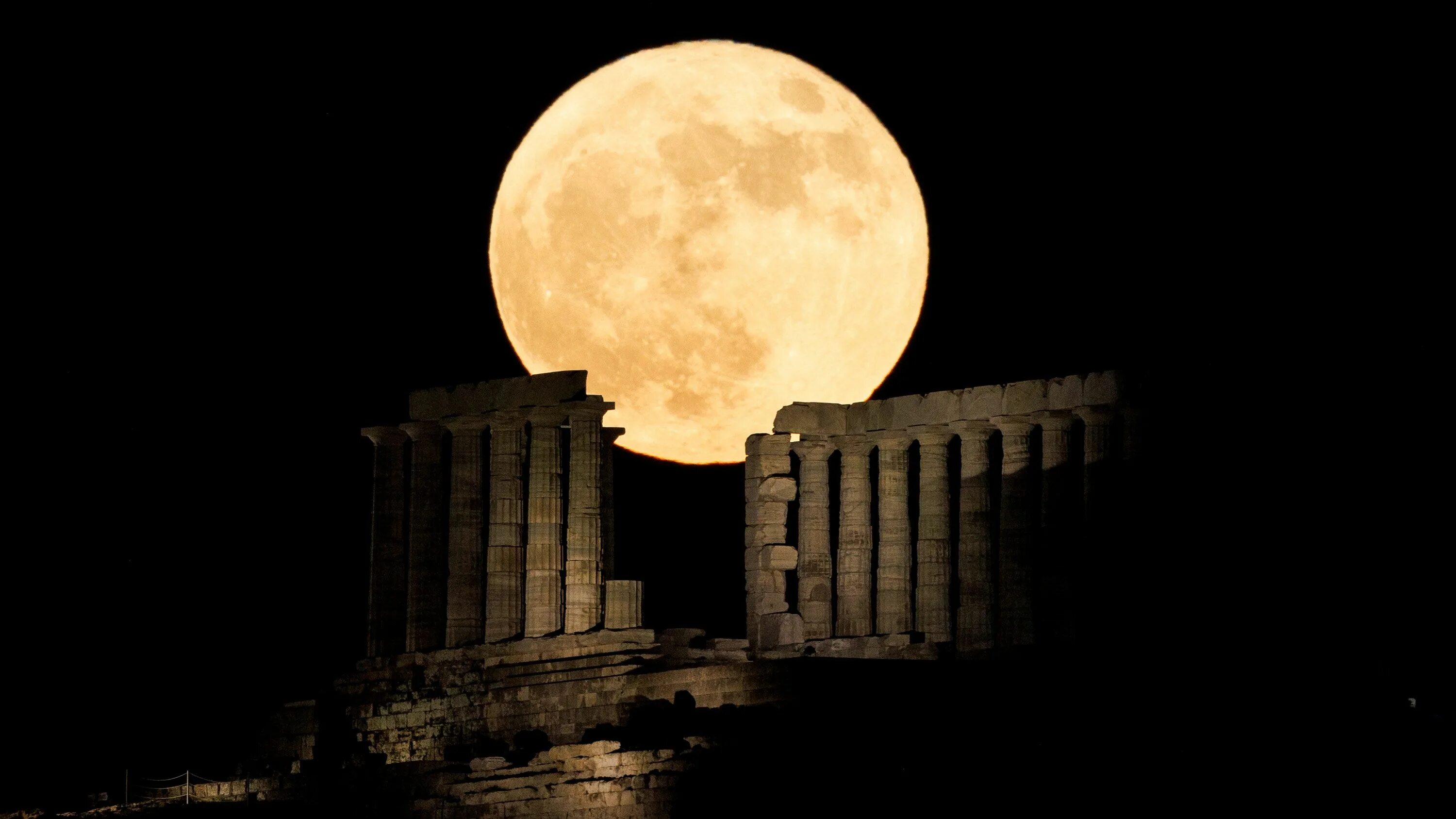 The moon knows. Суперлуние 2022. Суперлуние Дербент. Суперлуние в Египте. Полнолуние.