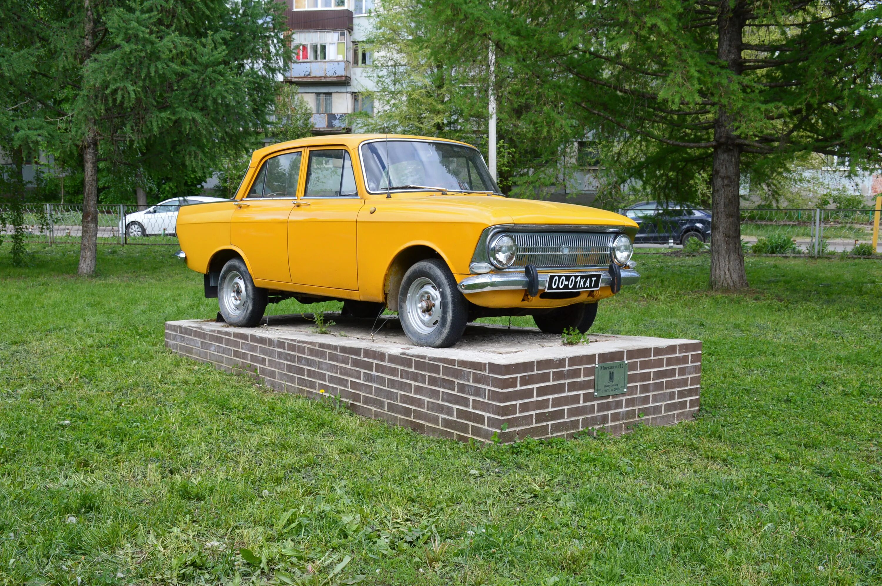Москвич китаец. Москвич 408 первый рестайлинг желтый. Москвич в китае стоит. Москвич китаец. Кроссовер москвич 3е.