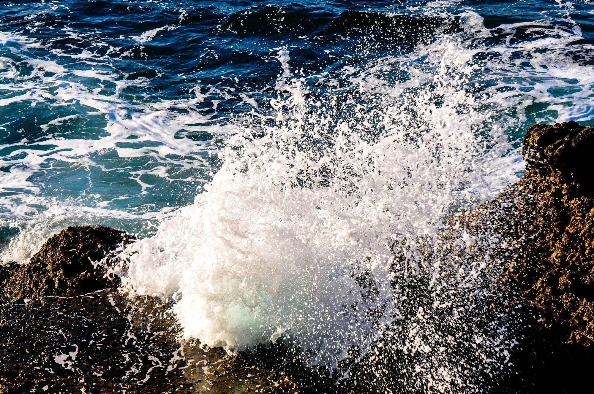 Кипит волна. Волны на воде. Брызги моря. Море, волны. Бурлящая вода.