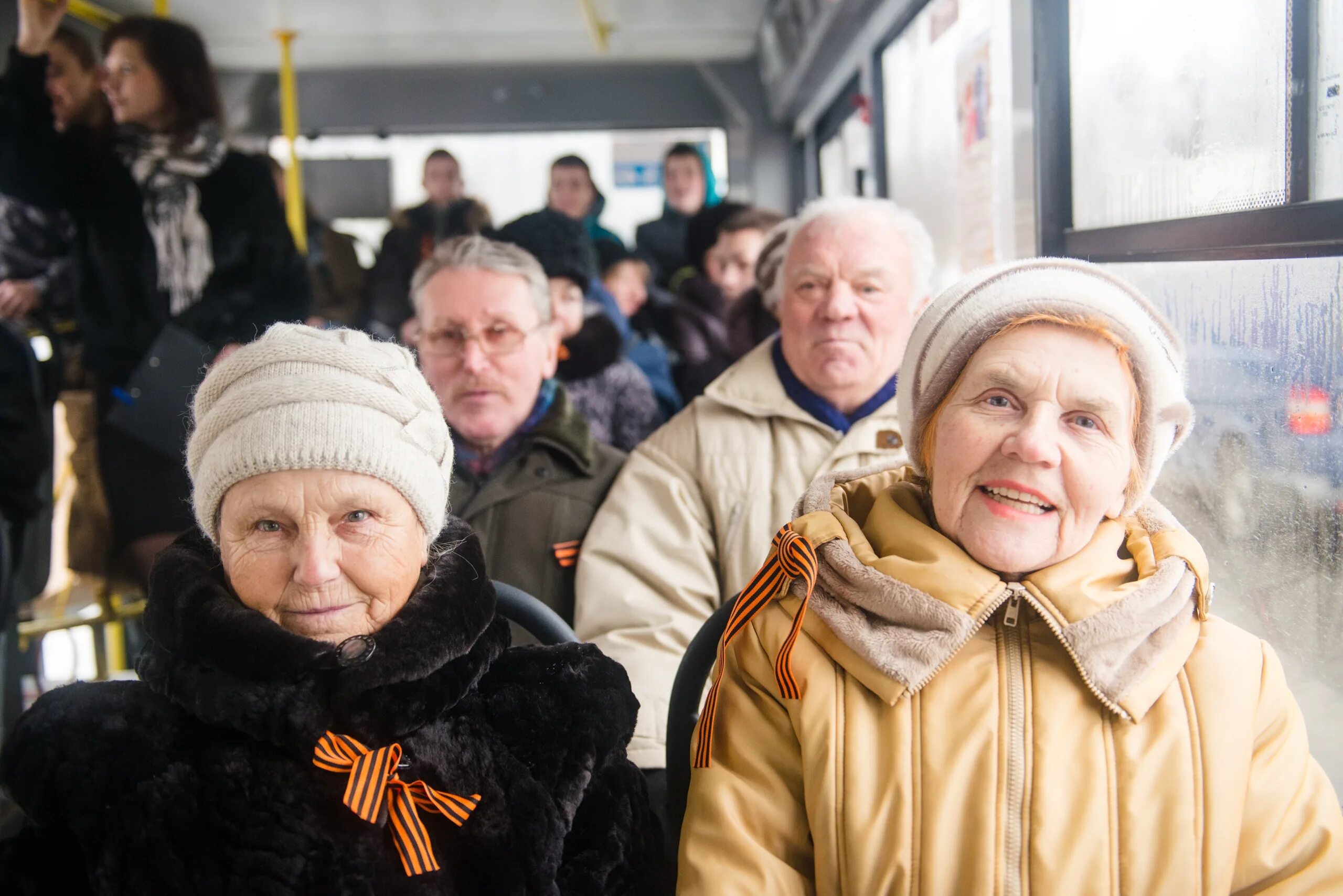 Бесплатный проезд для участников сво. Ветеран в автобусе. Ветераны в общественном транспорте СПБ. Ветеран в троллейбусе. Бесплатный проезд для ветеранов.