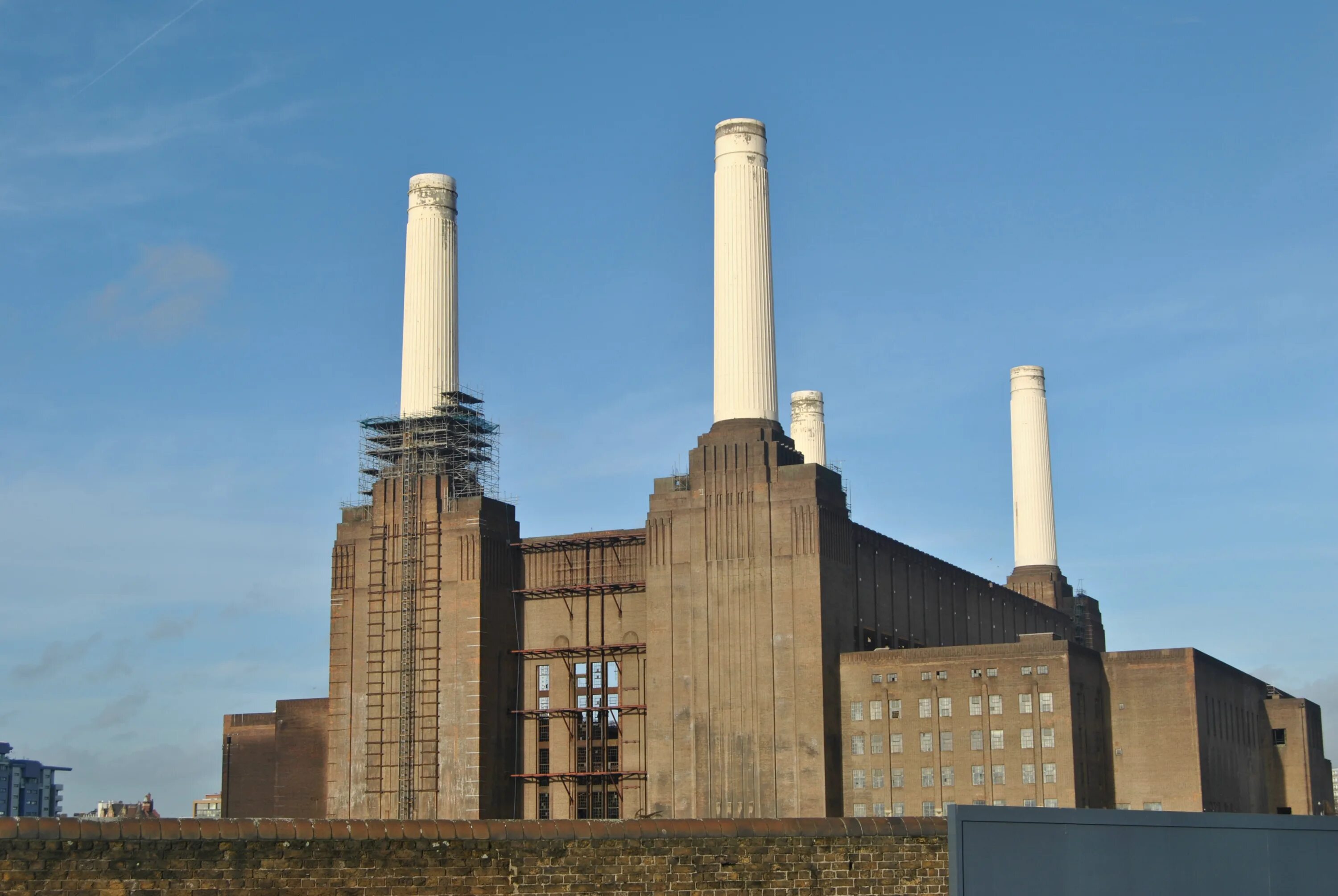 Болотная набережная 15 гэс-2. Электростанция баттерси pink floyd. Коммунэнерго астрахань. Лондонская электростанция баттерси пинк флойд. Электростанция здание.