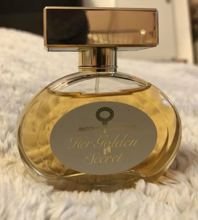 Golden secret отзывы. Хе Голден Сикрет туалетная. Духи Надин 224 Banderas her Golden Secret. Perfume Antonio Banderas her Golden Secret dosis Eau de Toilette 30m. Пирамида her Golden Secret.