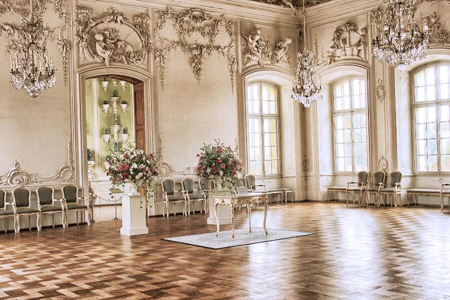 Меншиковский дворец белый бальный зал. Рундальский дворец танцевальный зал. Бальный зал Англия 19 век. Бальный зал во Дворце 18 века. Место для бала