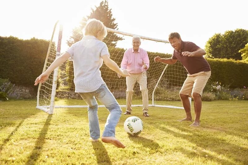 Семья играет в футбол. Three Generations Family playing Sport.