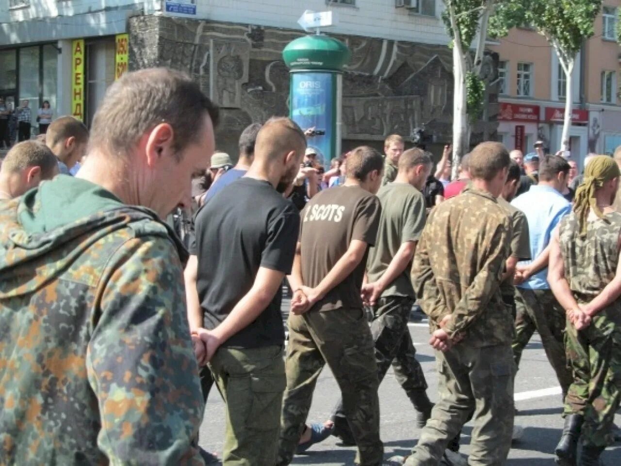 Военные пленные украины список. Парад военнопленных в Донецке 2014. Пленные украинские военные. Парад пленных в Донецке.