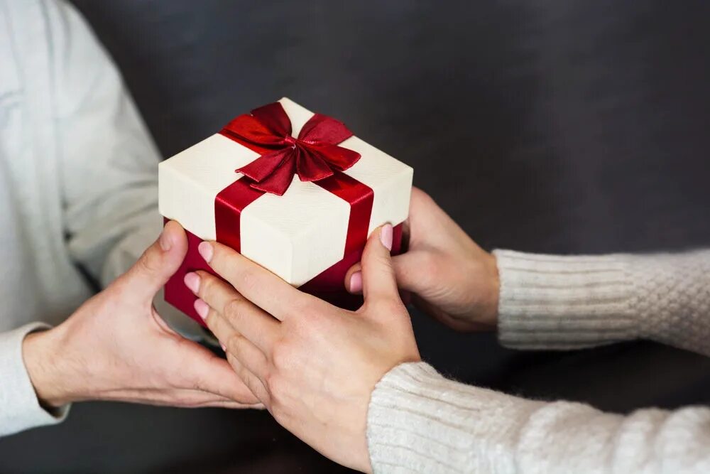 Проблема выбора подарков. Бонусы в подарок. Какой подарок выбрать. Проблема выбора подарков. Мужчина дарит подарок.