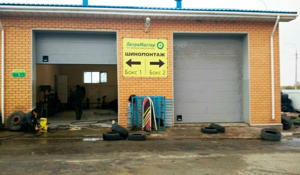 Гаражный бокс шиномонтаж. Фасад шиномонтажки. Дизайнерские проекты автосервиса. Шиномонтаж здание. Сасово шиномонтаж тройка.