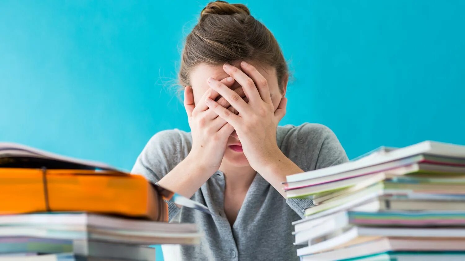 Stressed student. Стресс ученика. Трудности в учебе. Стресс на экзамене. Волнение на экзамене.