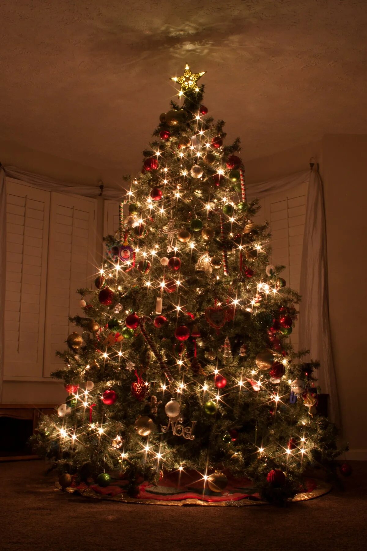Фотки новогодней елки. Нарядная елка. Рождественская елка. Новогодняя ель. Новогодняя елка с огоньками.