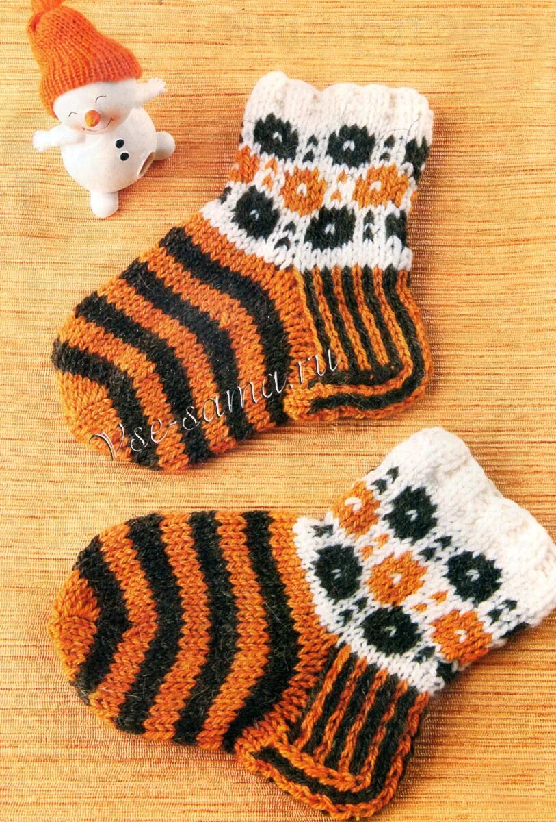 Вязаные носки. Носки связанные детям спицами. Вязание спицами носков на 5 спицах. Носки связанные детям спицами. Детские вязаные носочки.