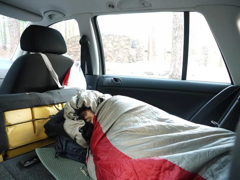 Можно ли спать зимой с открытым окном. Ночевка в автомобиле. спальник в машину. спать в машине. спальник в седане.