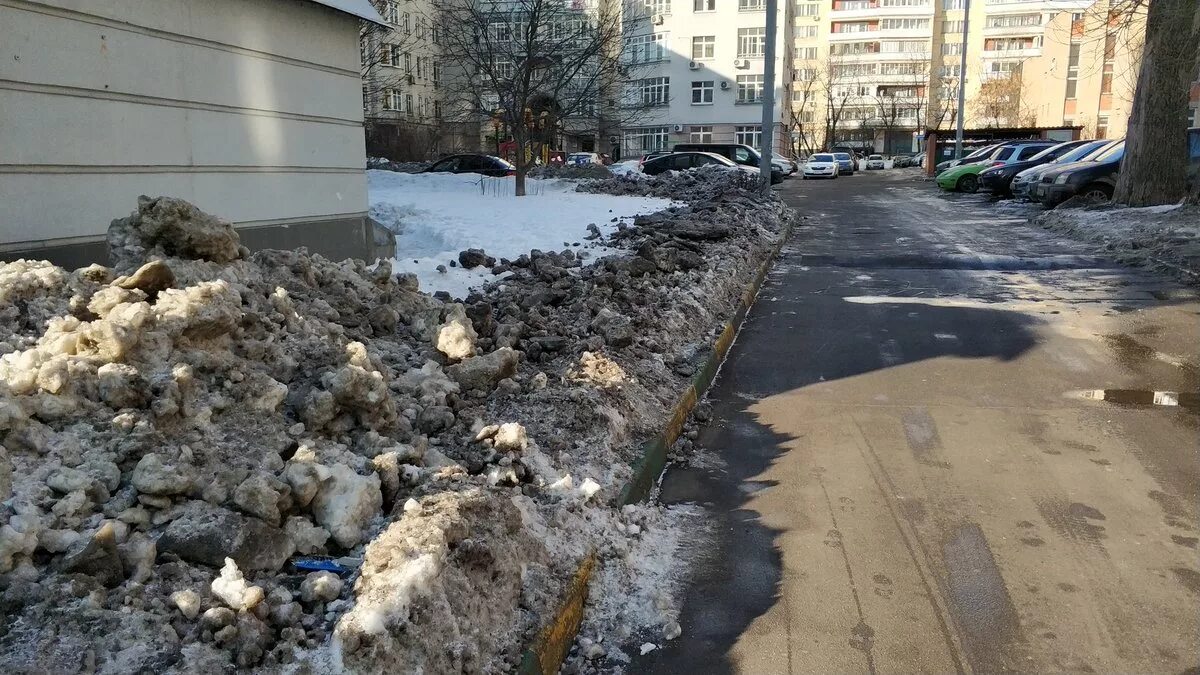 Грязный сугроб. Грязный снег. Грязный снег в городе. Грязь зимой. Грязный снег в Москве.