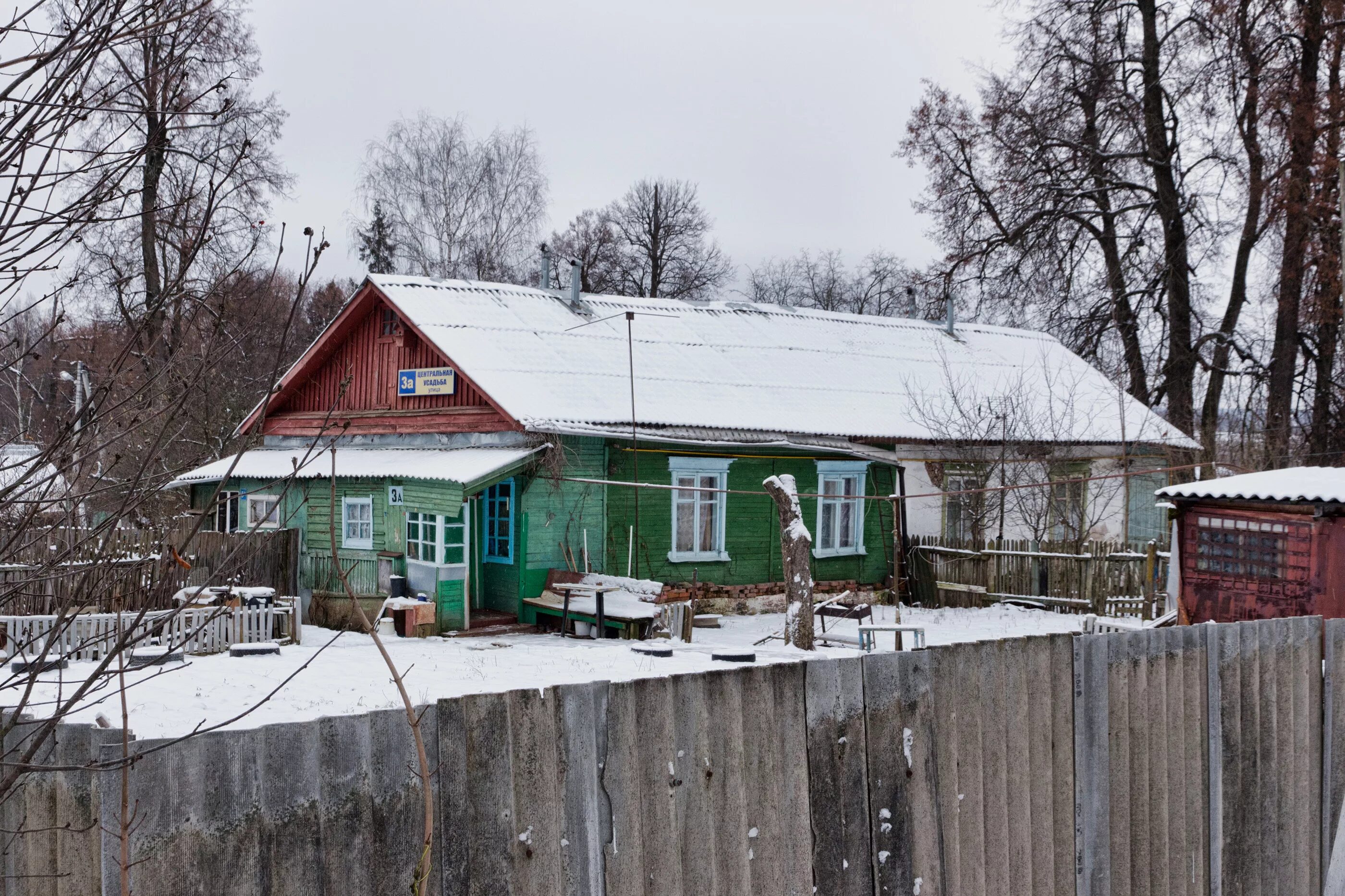 Центральная усадьба 1. Центральная усадьба пос.Птичное. Барак жилой дом одноэтажный. Деревянный дом барачного типа. Дом барачного типа одноэтажный.