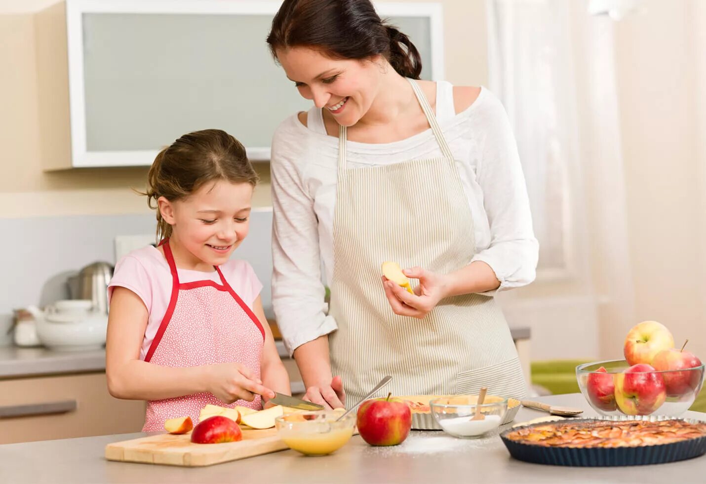 Mommy makes. Мама с дочкой готовят. Готовка с детьми. Готовка с детьми на кухне. Мама готовит.