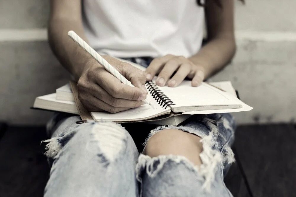 Женщина ведет дневник. Вести дневник. Девушка с блокнотом в руках. Девушка ведет дневник. Девушка с блокнотом.