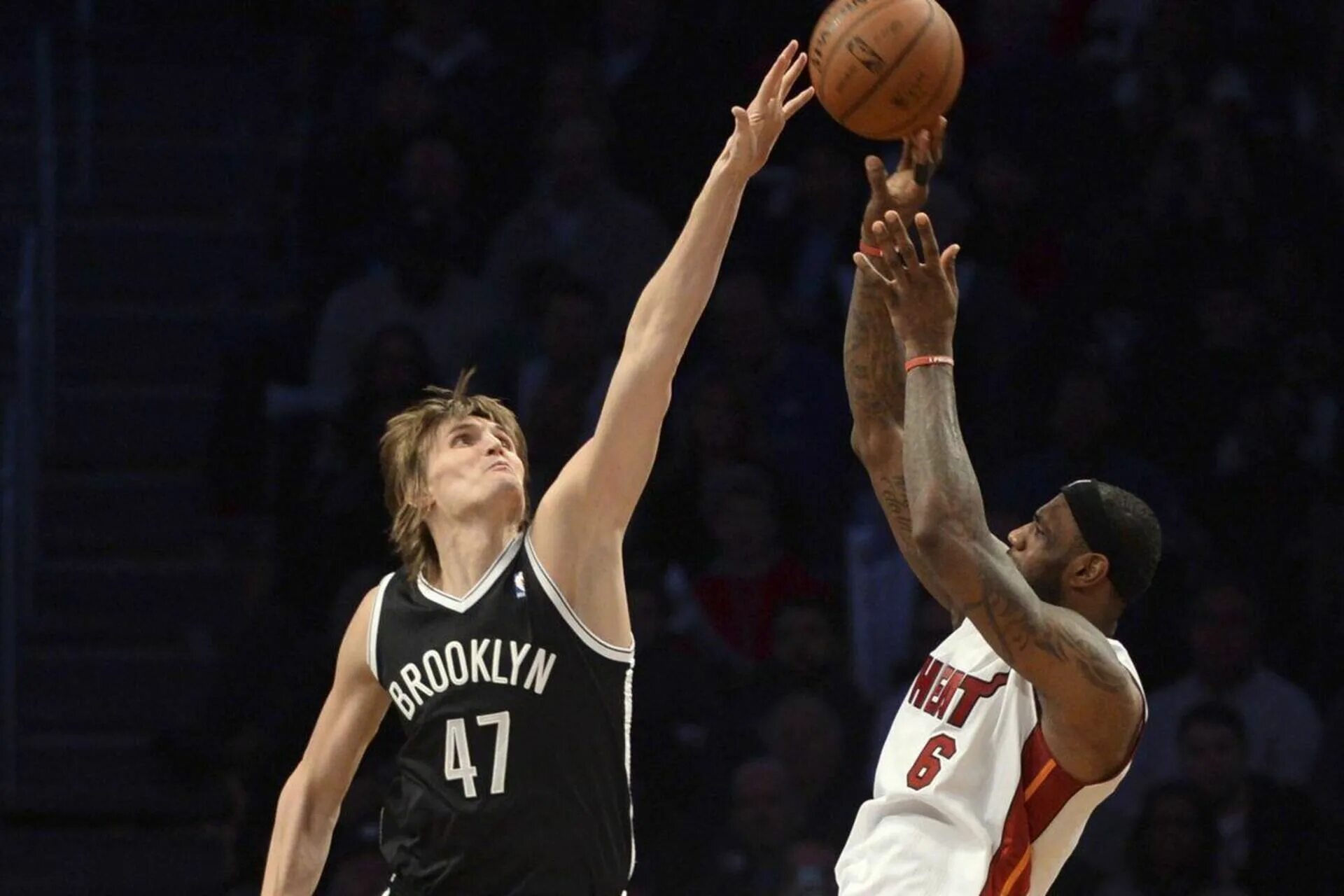 Блокирующий в баскетболе. Баскетбол блок игроков. Официальный мяч евролиги баскетбол россия. Летние игры баскетбол. Блок в баскетболе.