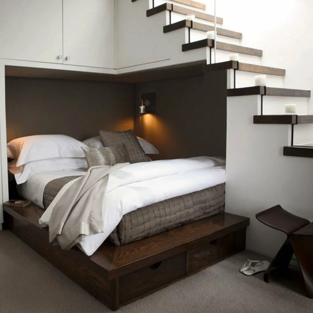 Купить кровать лестница. Спальня с лестницей. Кровати в спальню двуспальные. Спальня под лестницей. Кровать под лестницей.